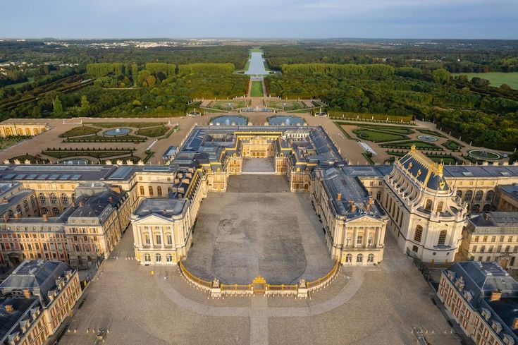 The gilded gates and palace façade of the Château de Versailles