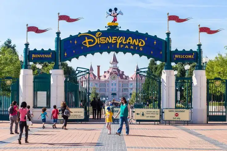 Private Go Paris Transfer Mercedes arriving at the gates of Disneyland Paris